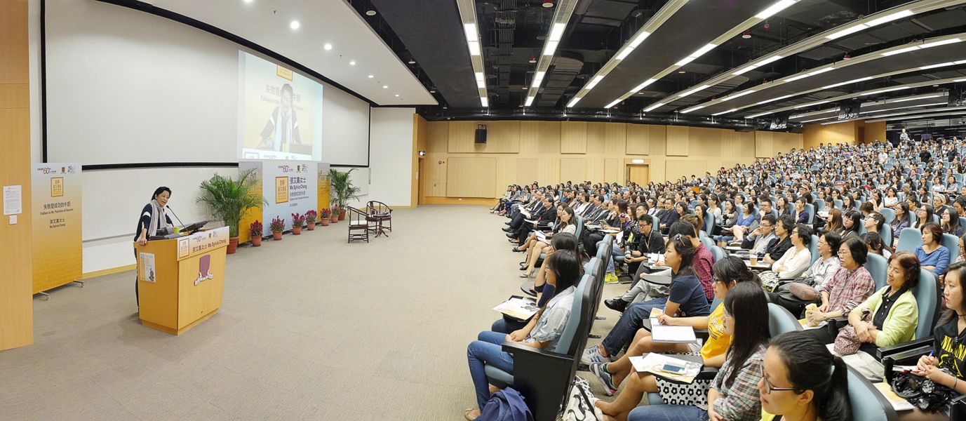 Ms Sylvia Chang shared her experiences in her acting career with about 700 CUHK staff and students, alumni, high school students and members of the public.